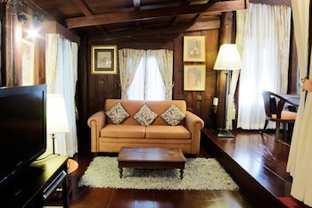 Zantiis Ndol Villas