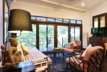 Zantiis Ndol Villas