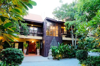Zantiis Ndol Villas
