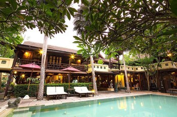 Zantiis Ndol Villas