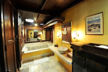 Zantiis Ndol Villas
