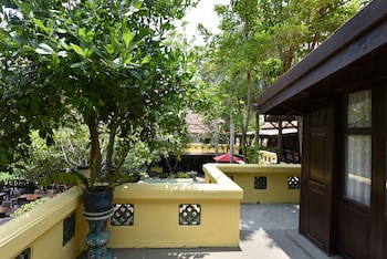 Zantiis Ndol Villas