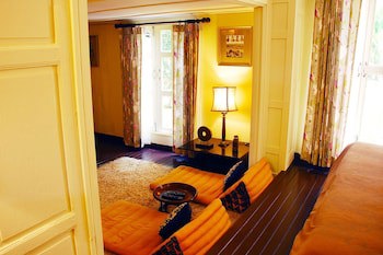 Zantiis Ndol Villas