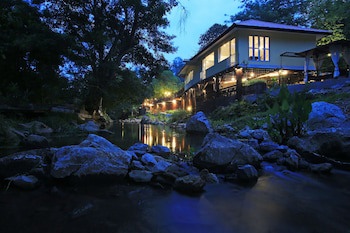 Zantiis Ndol Villas