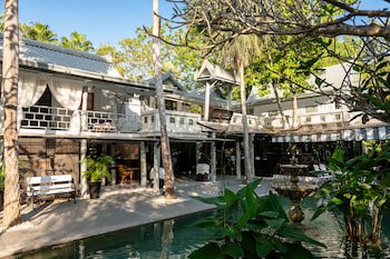 Zantiis Ndol Villas