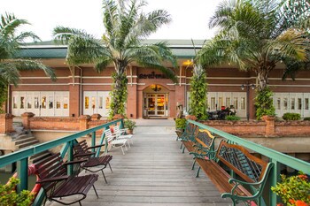 Kalanan Riverside Resort