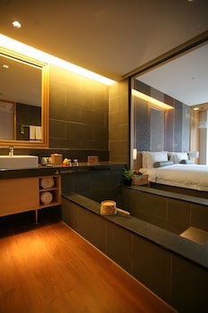 Evergreen Resort Hotel (Jiaosi)