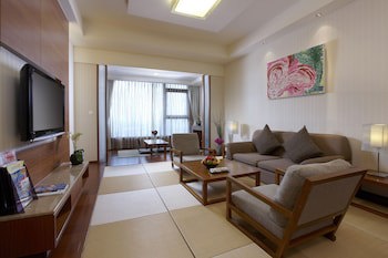 Evergreen Resort Hotel (Jiaosi)