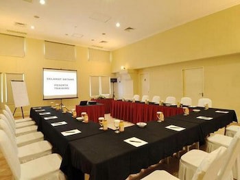 Batavia Apartments, Hotel & Service Residences