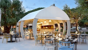 Maestral Resort & Casino