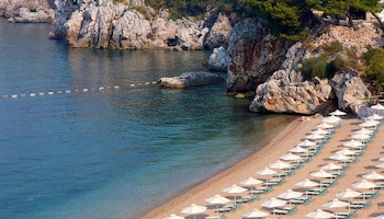 Maestral Resort & Casino
