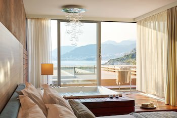 Maestral Resort & Casino