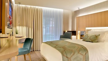 Maestral Resort & Casino