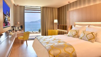 Maestral Resort & Casino