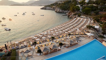 Maestral Resort & Casino