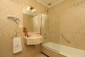 Europlaza Hotel & Suites