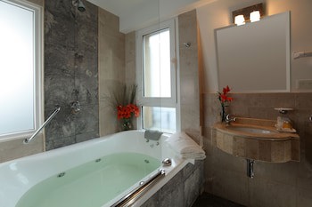 Europlaza Hotel & Suites