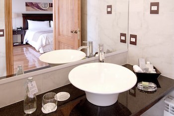 Alma Del Lago Suites & Spa