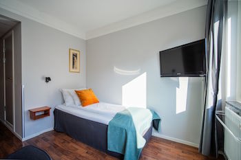 Enter Amalie Hotel