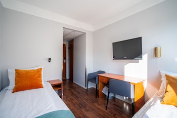 Enter Amalie Hotel