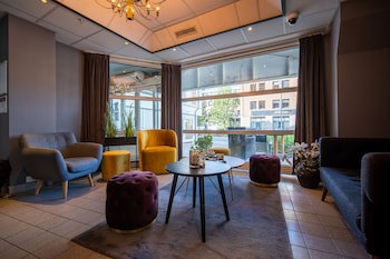 Enter Amalie Hotel