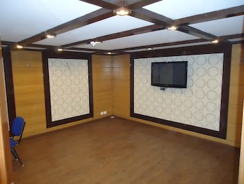Almondz Hotel