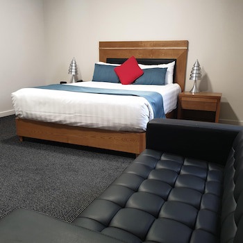 Ramada By Wyndham Hamilton City Center