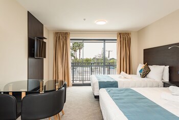 Dolphin Motel