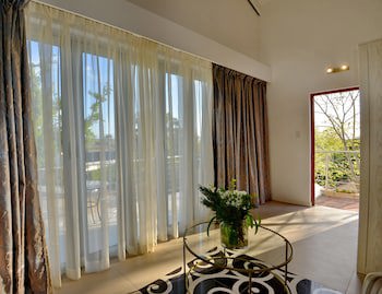 Val Du Charron Guest House & Wine Estate