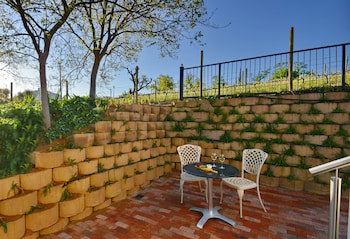 Val Du Charron Guest House & Wine Estate