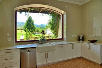 Val Du Charron Guest House & Wine Estate