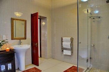 Val Du Charron Guest House & Wine Estate