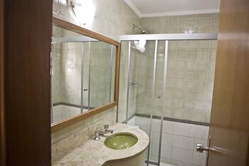 Carillon Plaza Hotel