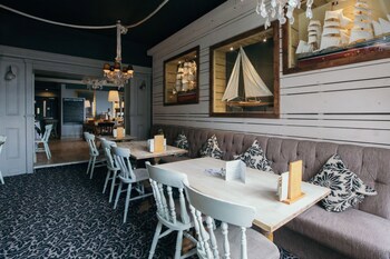 Royal Hotel, Bar & Grill