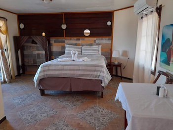 La Delphina B&B Bar And Grill Hotel