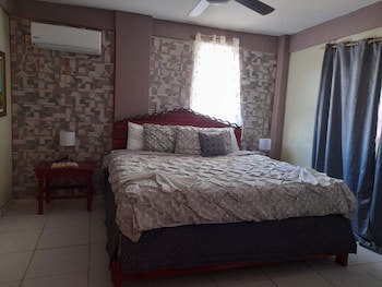 La Delphina B&B Bar And Grill Hotel