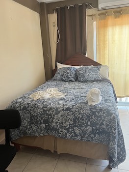 La Delphina B&B Bar And Grill Hotel