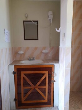 La Delphina B&B Bar And Grill Hotel