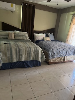 La Delphina B&B Bar And Grill Hotel