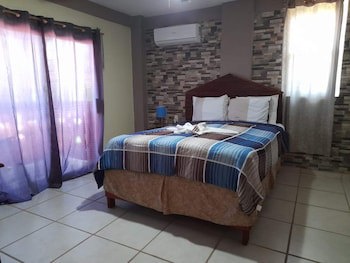 La Delphina B&B Bar And Grill Hotel