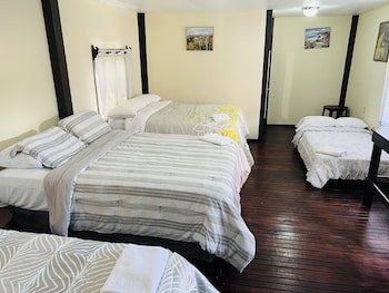 La Delphina B&B Bar And Grill Hotel