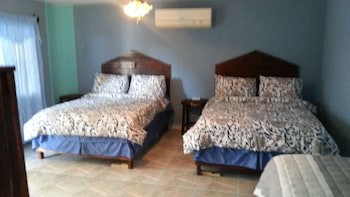La Delphina B&B Bar And Grill Hotel