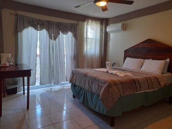 La Delphina B&B Bar And Grill Hotel