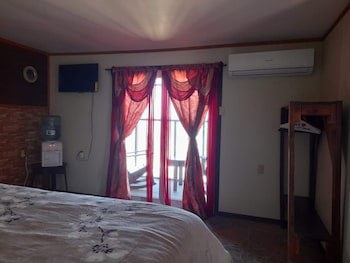 La Delphina B&B Bar And Grill Hotel