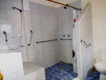 La Delphina B&B Bar And Grill Hotel
