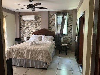La Delphina B&B Bar And Grill Hotel