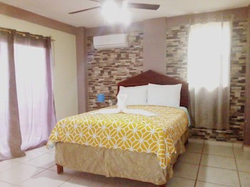 La Delphina B&B Bar And Grill Hotel