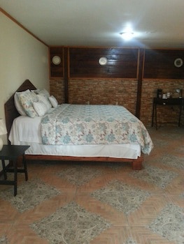 La Delphina B&B Bar And Grill Hotel