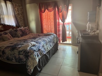 La Delphina B&B Bar And Grill Hotel