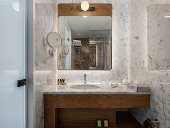 Avra City Boutique Hotel